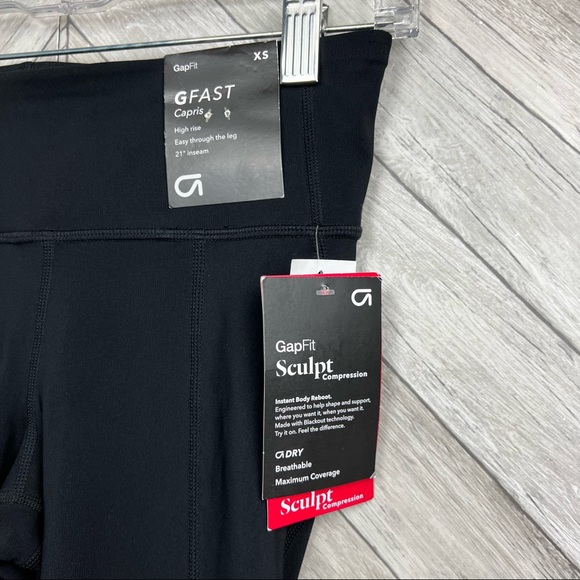 NWT GapFit High Rise Capris in Sculpt Revolution Xs - Picture 2 of 11
